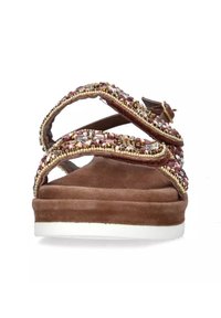 Sandali in faux suede marrone con dettagli della fascia in perline rosa e oro, dotati di una soletta imbottita e suola in gomma bianca.