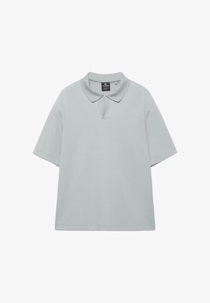 Svijetlosiva polo majica kratkih rukava s ovratnikom i pola kopčanjem, prikazana ravno na bijeloj pozadini.