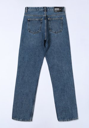 Blauwe denim jeans met een recht model, vijf zakken en een label op de tailleband. Kenmerkt zich door een vervaagde wassing en subtiele stikseldetails.