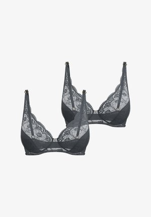 Deux soutiens-gorge en dentelle gris foncé avec un motif en dentelle festonnée, des bretelles réglables et des détails discrets en métal doré.