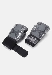 Boxkesztyűk, szürke kígyóbőr mintával, texturált felülettel, fekete csuklópántokkal és egy logóval az egyik kesztyűn.
