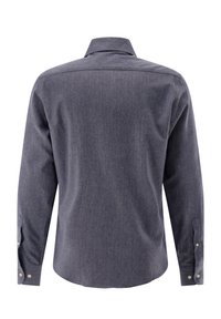 Langarmhemd aus dunkelblauem Stoff mit einem Button-Down-Kragen, abgerundetem Saum und geknöpften Manschetten. Die Textur wirkt glatt.