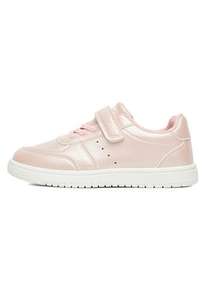Zapatilla deportiva rosa claro brillante con suela blanca, cierre de cordones y una única tira de velcro en la parte superior, vista de lado sobre un fondo blanco.
