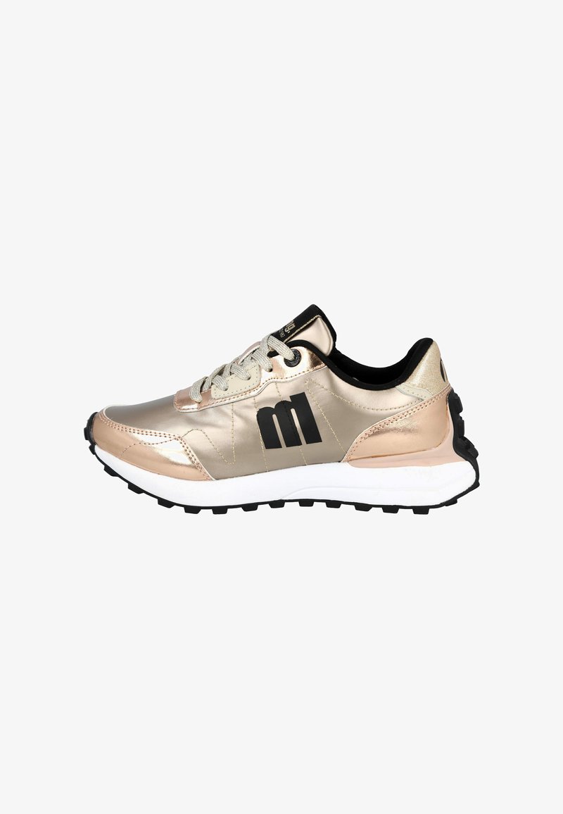 Zapatilla baja metálica dorada con suela blanca, banda de rodamiento negra, cordones beige y un gran logo "m" negro en el lateral.