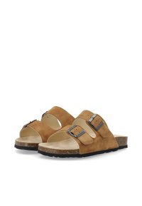 Sandalias de ante marrón con dos hebillas plateadas ajustables, plantilla de corcho y suela de goma negra, con forma redondeada y diseño abierto.