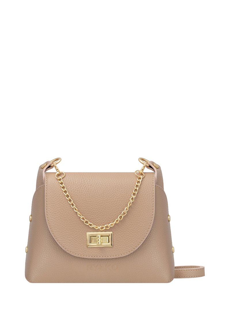 Borsa a mano in pelle color tan con una forma strutturata, chiusura a patta, accentata da una catena dorata e piccoli rivetti decorativi sui lati. Tracolla regolabile.