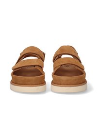 Sandalias de ante marrón con dos correas ajustables en la parte superior, una plantilla acolchada color tostado y una suela de goma blanca gruesa.