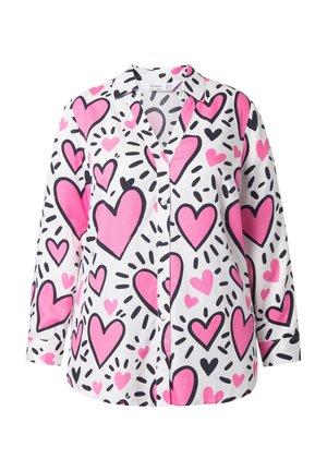 Camisa blanca de botones con mangas largas, con un patrón de corazones en rosa y negro, complementada con detalles en negro y botones en contraste.