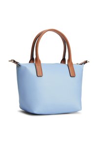 Τσάντα ώμου ανοιχτού γαλάζιου χρώματος από λείο υλικό, με καφέ δερμάτινες λαβές και λεπτομέρειες, τετράγωνο σχήμα και κλείσιμο με φερμουάρ στην πάνω πλευρά.