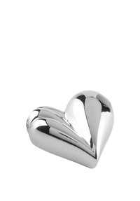 Objet en forme de cœur en argent avec une surface lisse et réfléchissante et des rainures subtiles, présentant un sommet arrondi et un fond pointu.