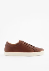 Bruine leren sneaker met een ronde neus, voorzien van een witte rubberen zool, vetersluiting aan de voorkant en een minimalistisch ontwerp. Glad textuur, geen zichtbare patronen.
