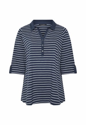 Laivastonsininen ja valkoinen vaakaraidallinen poolopaita, jossa on kolmen neljäsosan hihat, napitettava liitos ja kaulus.