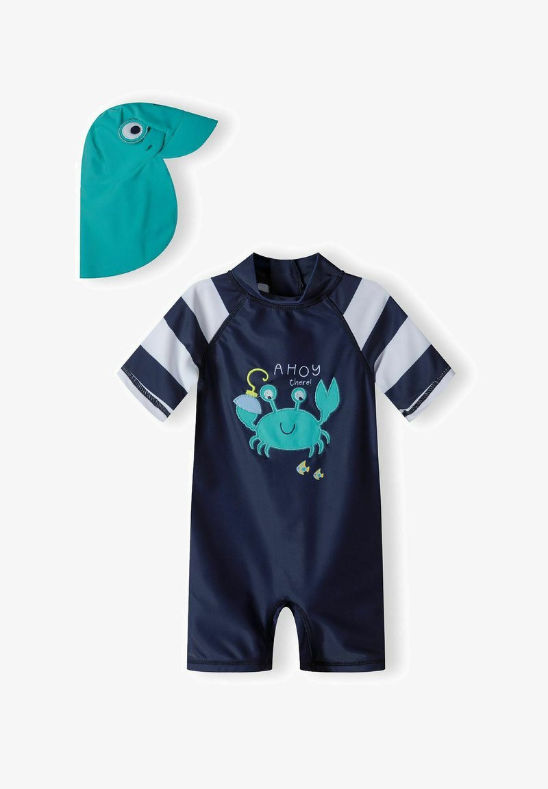 Mornarska kopalna obleka s kratkimi rokavi, ki ima igrivo grafiko raka in svetlo modre poudarke. Priložena turkizna sončna kapa z motivom rib.