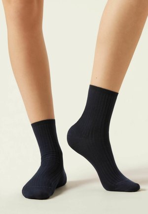 Marine ribbel sokken gemaakt van een zachte katoenmix, met een ontwerp tot halverwege de kuit en een snug, comfortabele pasvorm rond de enkels.