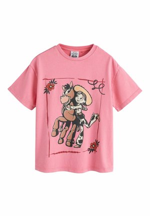 Różowy T-shirt z krótkim rękawem z grafiką dziewczyny w kapeluszu kowboja obejmującej uśmiechniętego konia, otoczony czerwonymi kwiatami i wirującymi liniami.