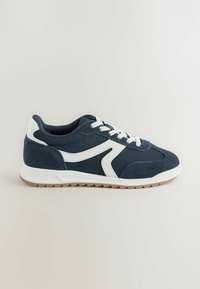 Marineblauwe sneakers met witte accenten, gemaakt van textiel en suede. Beschikt over een vetersluiting en een gestructureerde rubberen zool.