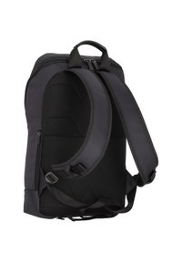 Črn nahrbtnik z teksturiranim materialom, podloženimi naramnicami, angularno obliko in zgornjim ročajem za enostavno prenašanje. Zipper zatesnitev na vrhu.
