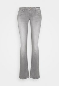 Jean en denim gris avec fermeture par bouton et zip, poches avant et jambes légèrement évasées sur un fond uni.