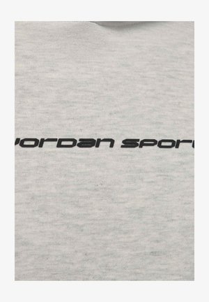 Juodas šiuolaikiškas šriftas „jordan sport“ ant šviesiai pilko audinio fono.