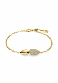 Guldkedjearmband med två tårformade accenter; en polerad guld och den andra beströdd med klara kristaller för textur.