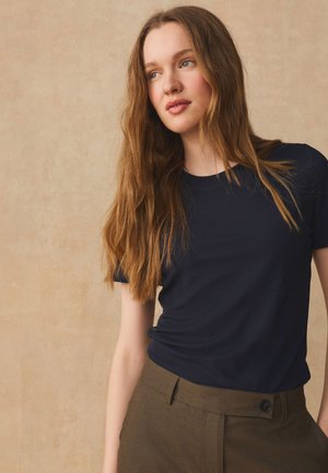 Next, REGULAR FIT - CREPE SHORT SLEEVE CREW NECK  - T-shirts basic - navy