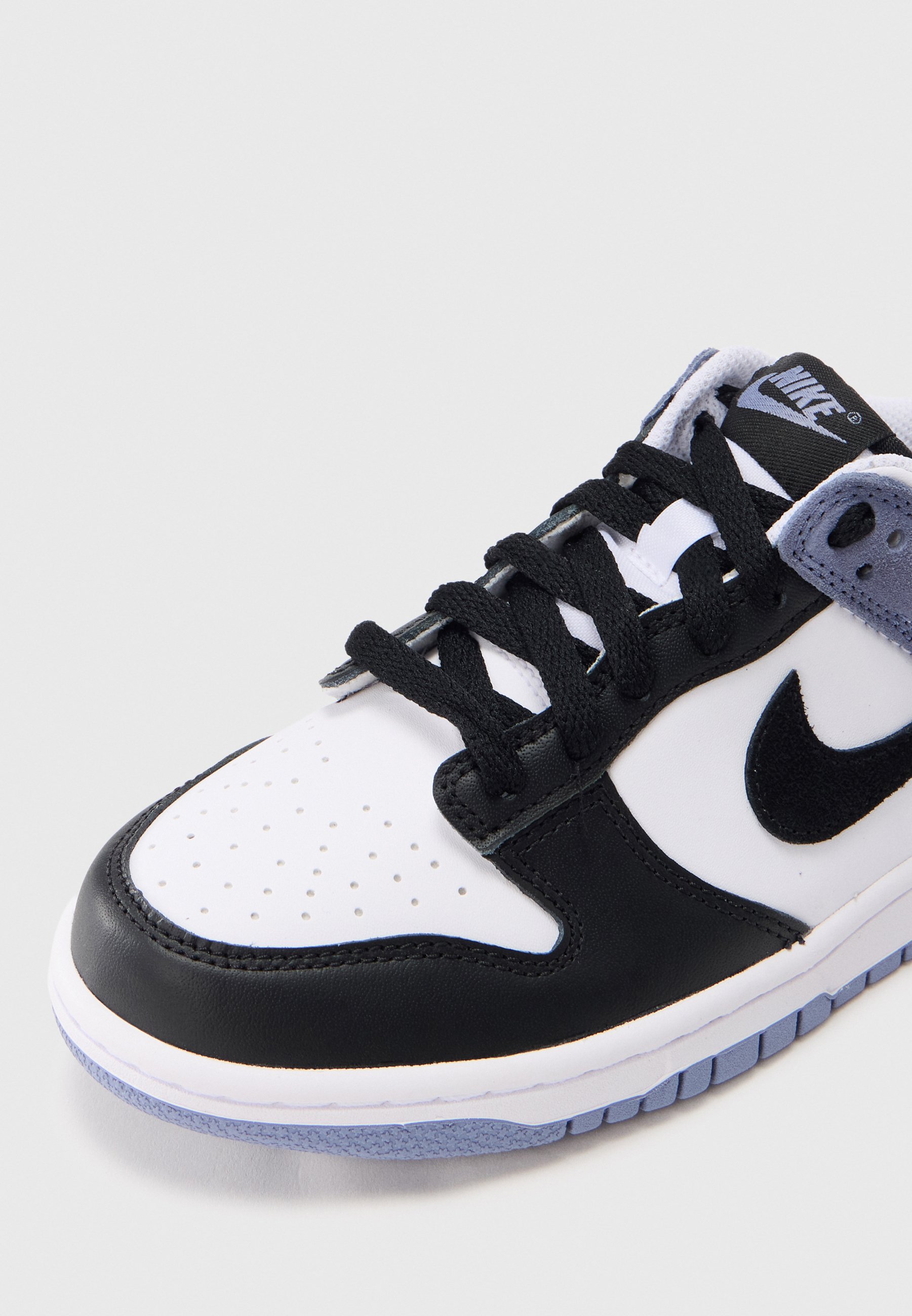 black low cut nike shoes