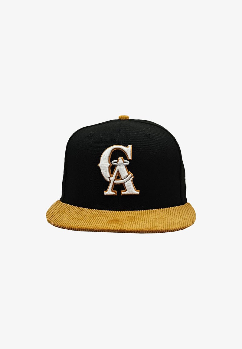 Schwarze Baseballmütze mit einem gelben Cordura-Visier, auf der Vorderseite mit einem weißen gestickten "C" und "A"-Logo. Glatte Stofftextur.