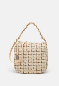 Beżowa torba pleciona w wzór houndstooth, wyposażona w pleciony uchwyt na łańcuszku oraz boczny pasek dla wszechstronnych możliwości noszenia.