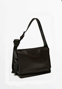 Mørkebrun læder messenger taske med flad frontklap, justerbar strop og glat overflade. Har minimal hardware og rene linjer.