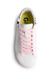 Baskets en cuir blanc avec des lacets roses, des accents noirs et un talon métallique texturé. La semelle intérieure est jaune vif avec une marque.