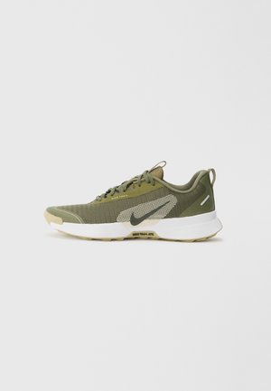 Běžecká obuv Nike s olivově zeleným síťovaným svrškem, bílým mezipodešví, gumovou podrážkou a výrazným šedým logem swoosh na boku.