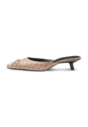 Beige slingback-hæl med firkantet tå, sløjfedetalje og tekstureret stof med subtilt mønster, hvilende på en sort slank hæl.