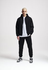 2Y Studios Felpa con zip - black
