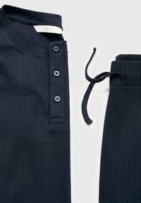 Navy-blaues, geripptes Zweiteiler-Set bestehend aus einem knöpfbaren Oberteil mit drei Knöpfen und passenden Jogginghosen mit glatter Textur.