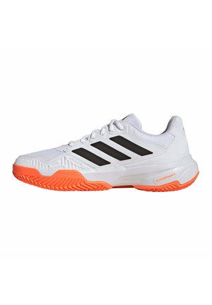 Zapatilla deportiva blanca con rayas negras y suela naranja brillante, diseñada para tenis con talón acolchado y suela exterior texturizada para agarre.