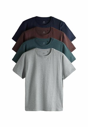 Fire ensfarvede T-shirts med kortærmet rund hals, stablet, i lysegrå, grøn, brun og mørkeblå farver på hvid baggrund.