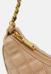 Guess GIULLY TOP ZIP SHOULDER - Rankinė - beige