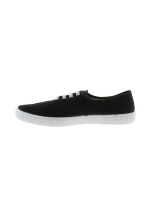 Sneaker nera in tela con design a taglio basso, suola in gomma bianca e lacci bianchi. Presenta una texture liscia e una punta arrotondata.