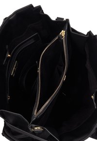 Czarna skórzana torebka z wieloma przegródkami, złotymi akcesoriami i teksturowanym wnętrzem. Posiada zamykane na zamek sekcje do organizacji.