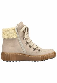Bottines en daim beige avec col en shearling, lacets à l'avant, fermeture éclair sur le côté et semelle en caoutchouc texturée. Comprend des œillets en métal et des détails de couture.