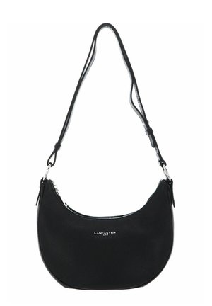 Sac à épaule en cuir noir avec une forme courbée, fermeture éclair et une seule sangle ajustable. Doté d'une finition texturée et d'un accent logo en argent.