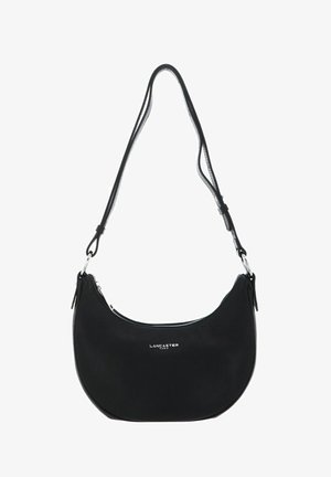 Sac à épaule en cuir noir avec une forme courbée, fermeture éclair et une seule sangle ajustable. Doté d'une finition texturée et d'un accent logo en argent.