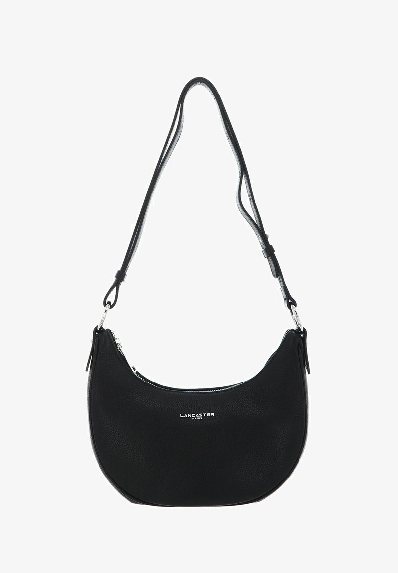 Sac à épaule en cuir noir avec une forme courbée, fermeture éclair et une seule sangle ajustable. Doté d'une finition texturée et d'un accent logo en argent.