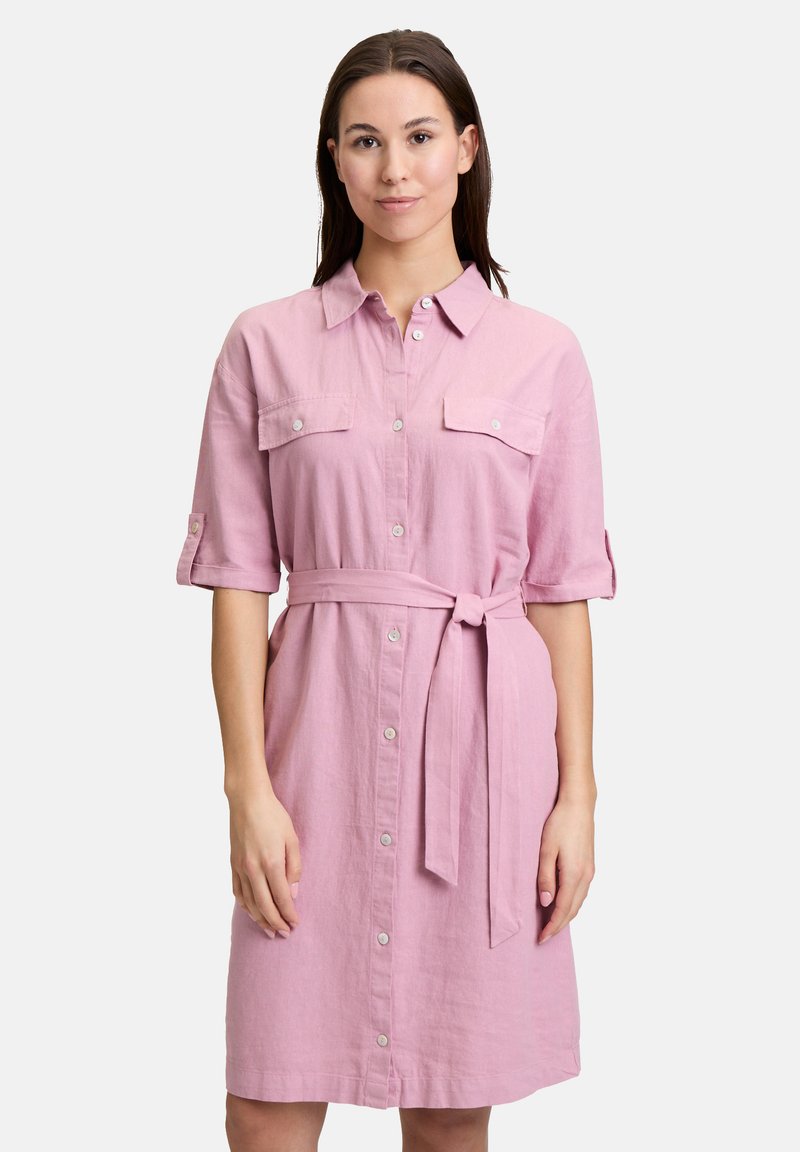 Jasno-różowa, do kolan sukienka z lnu, z przodem na guziki, kołnierzykiem, dwiema kieszeniami na piersi i materiałowym paskiem. Krótkie rękawy.