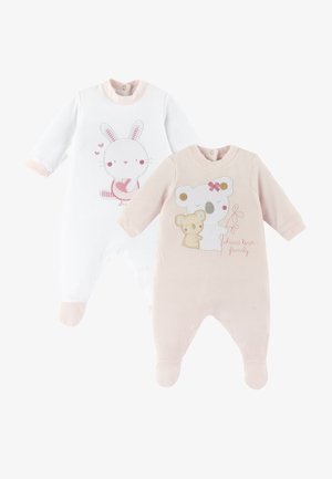 Deux combinaisons pour bébés : une blanche avec un motif de lapin et des accents roses, l'autre rose doux avec un graphisme de koala et un texte brodé. Les deux sont en coton.