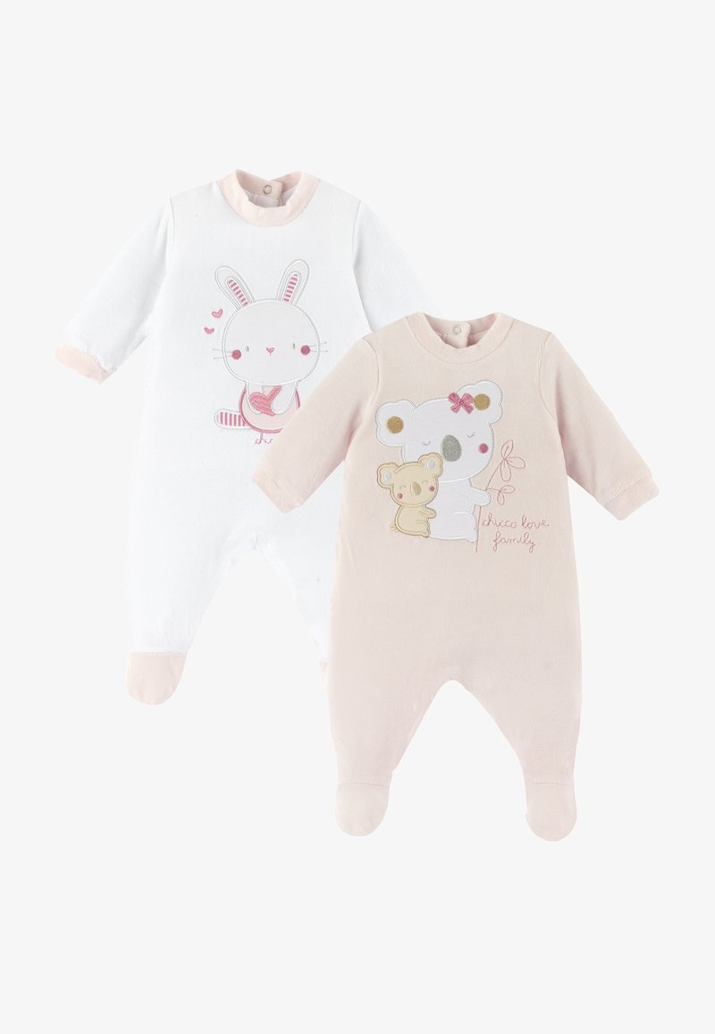 Dvě dětské overaly: jeden bílý s designem králíka a růžovými akcenty, druhý jemně růžový s grafikou koaly a vyšitém textem. Oba jsou z bavlny.