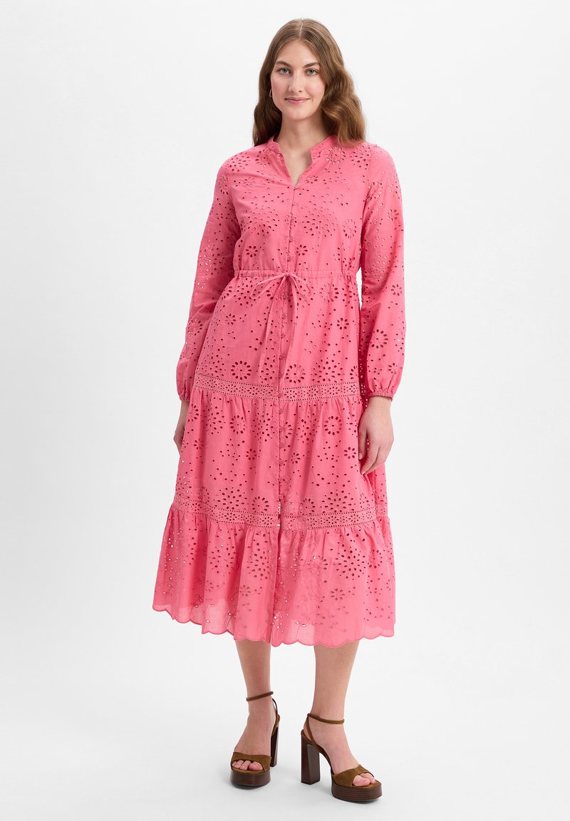 Rosa Baumwoll-Midi-Kleid mit Ösen-Details, Knopfleiste und verstellbarem Taillenbund. Verfügt über lange Ärmel und einen gestuften, ausgestellten Saum.