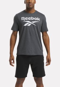 Reebok BIG STACKED LOGO TEE - Camiseta estampada - dark grey heather