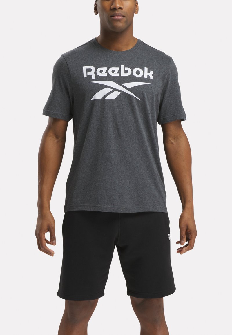 Reebok BIG STACKED LOGO TEE - Camiseta estampada - dark grey heather