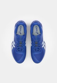 Baskets de course bleues avec tige en mesh, détails de logo blancs, accents réfléchissants, et semelle texturée, dotées de lacets et de soutien de cheville rembourré.
